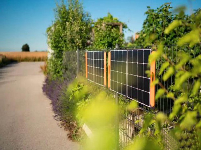 La surcapacité photovoltaïque pousse les ménages européens à l’utiliser comme clôture de jardin