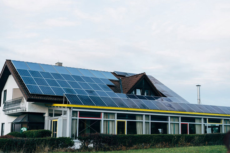 La Suisse accélère son développement dans le domaine de l'énergie solaire grâce à des projets alpins innovants